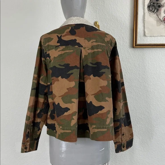 Madewell Northward Cropped Army Jacket in Cottontail Camo: Sherpa Edition - Picture 9 of 12